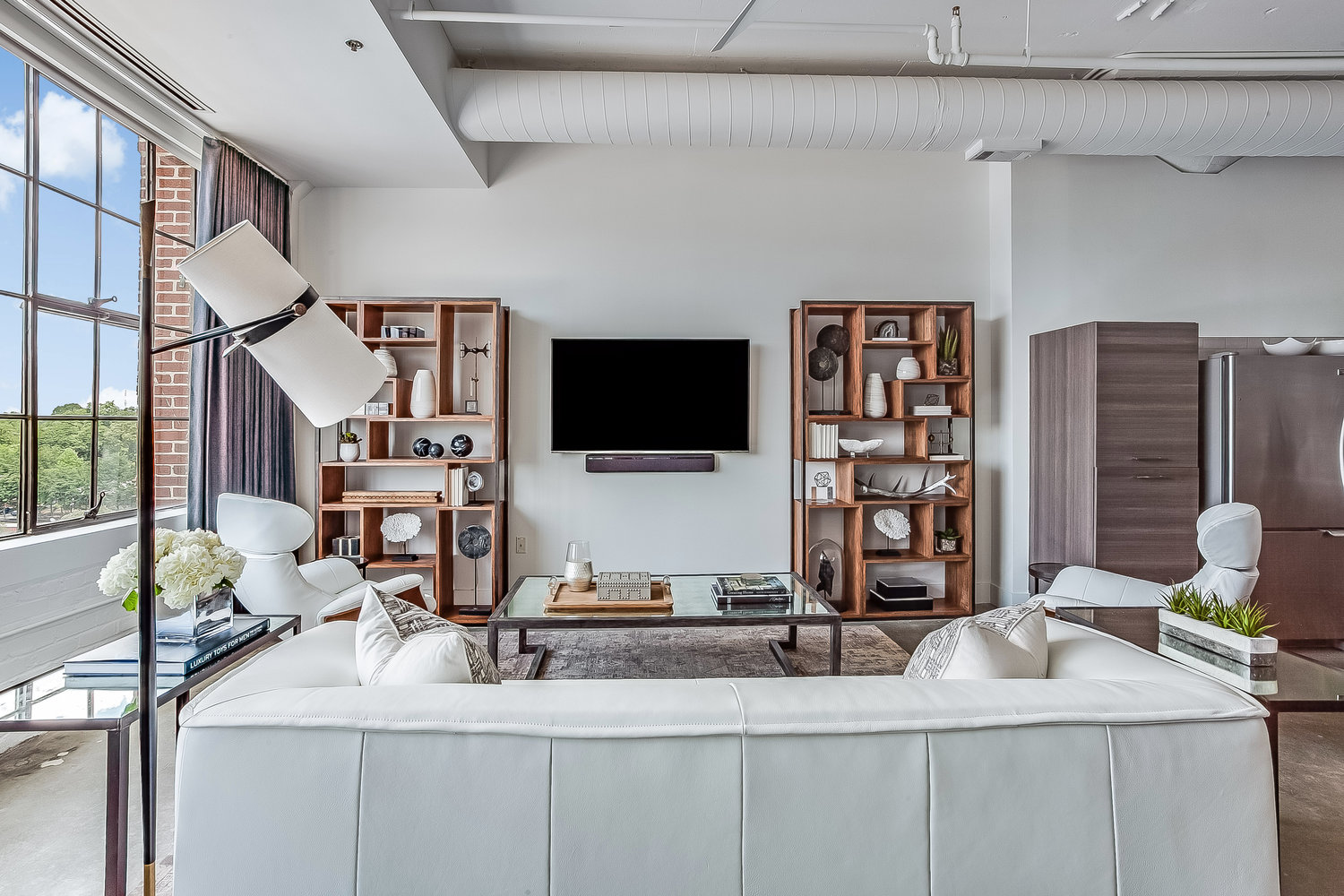 Le Noir Et Blanc Living Area with Flatscreen TV