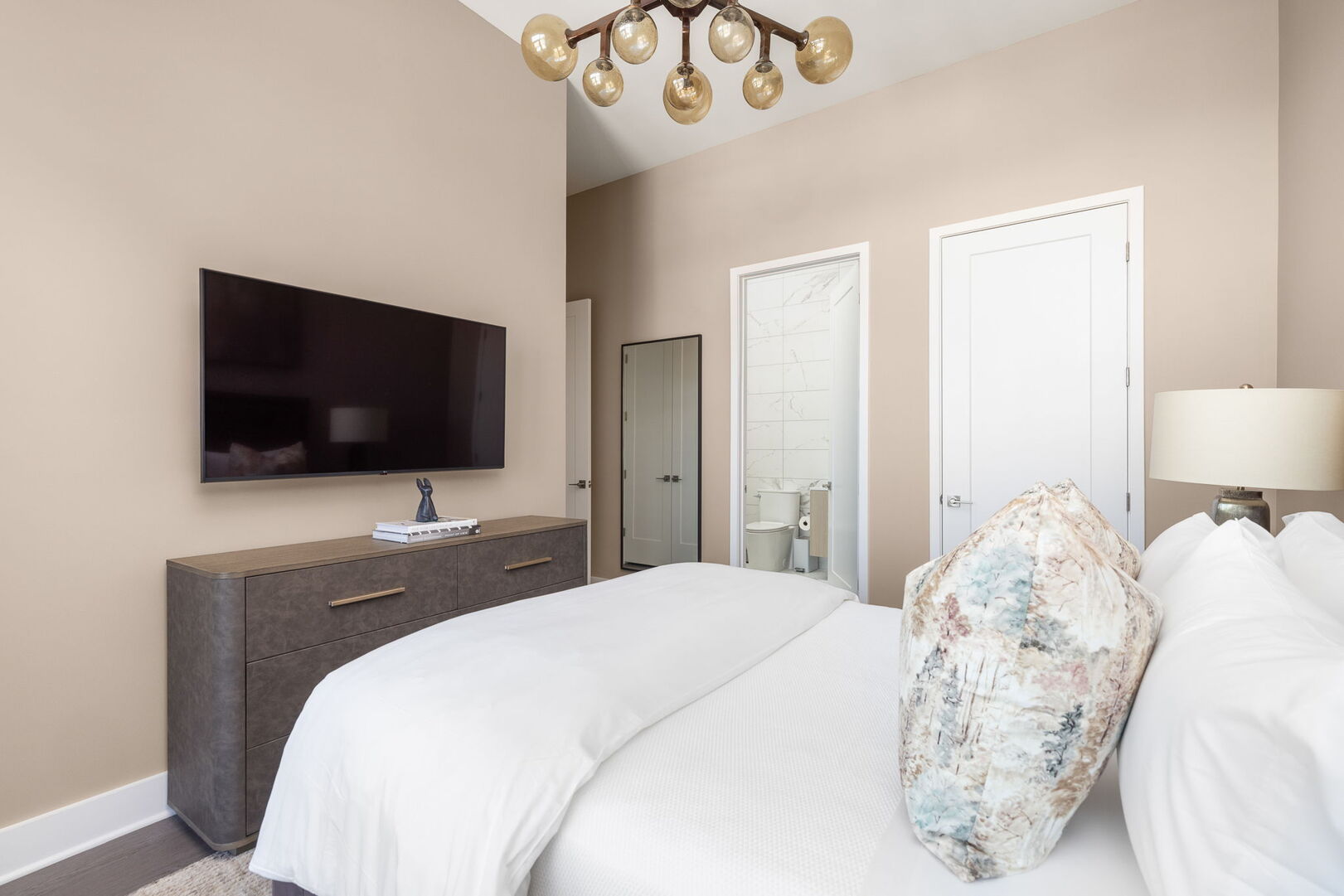 Guest suite with a queen bed and a 55 Guest suite with a queen bed and a 55