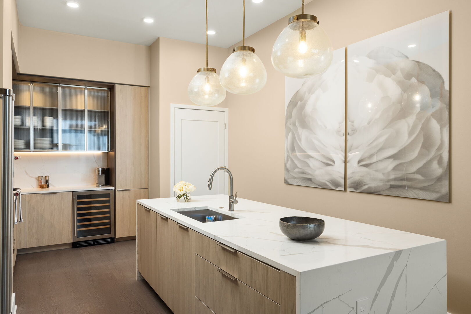 Kitchen fully equipped with all modern amenities Kitchen fully equipped with all modern amenities