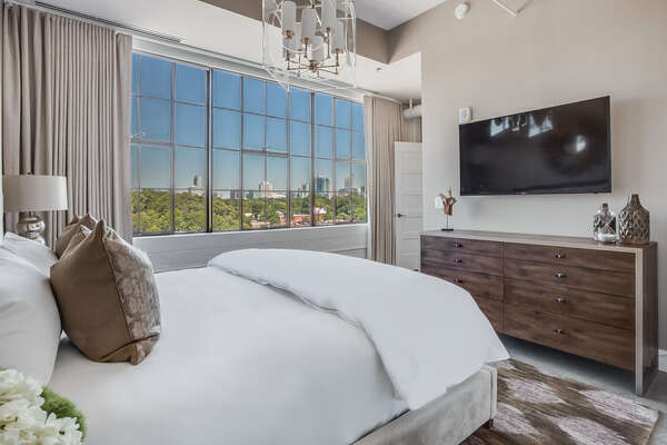 Large Master Bedroom with Greatview of City